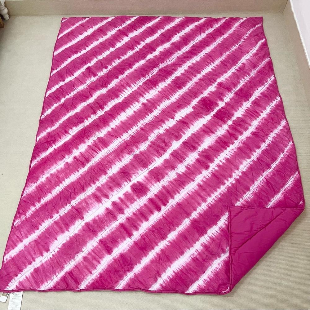 Back to school|Pottery Barn Teen Tahiti Tie Dye Twin Quilt/comforter, Dark pink